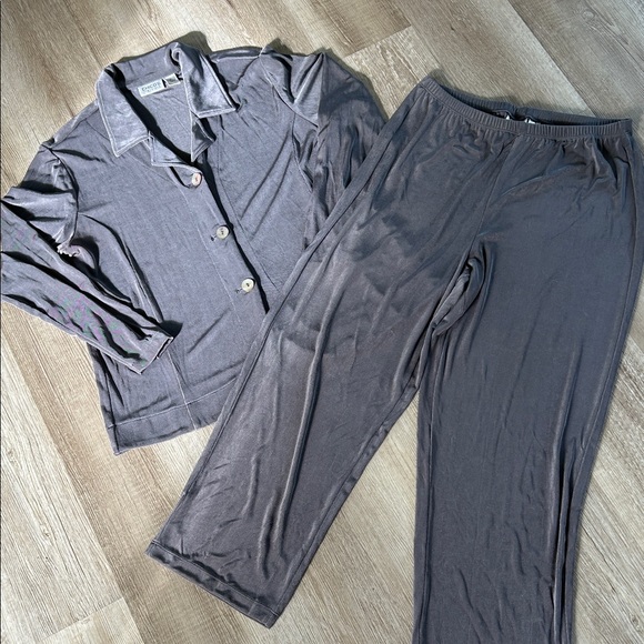 Chico's Pants - Like new Chinos Women's Gray travelers 🧳 Set size 3